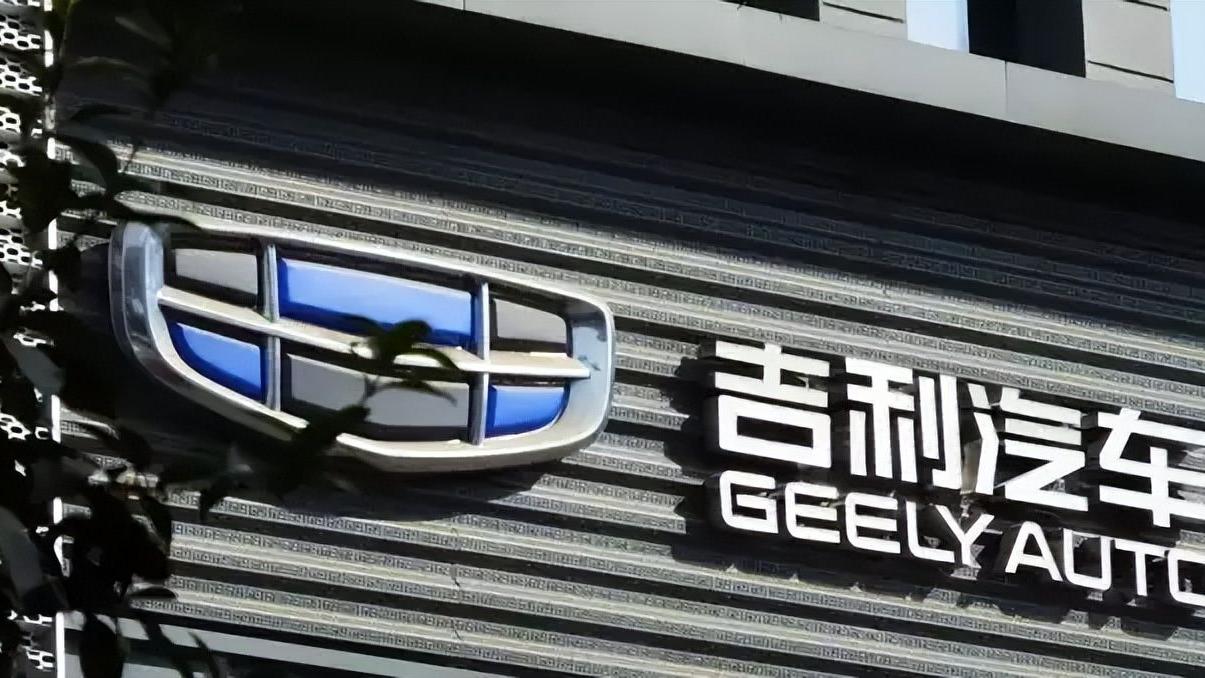 吉利|吉利手机外观专利遭曝光，居中三摄正三角抢眼