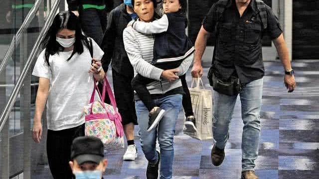 朱丽倩|刘德华妻女游迪士尼，56岁朱丽倩头发花白，10岁女儿五官超像爸爸