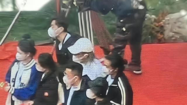 杨紫|杨紫《长相思》开机路透！穿男装很显“壮”，男主扶着肩膀很亲密