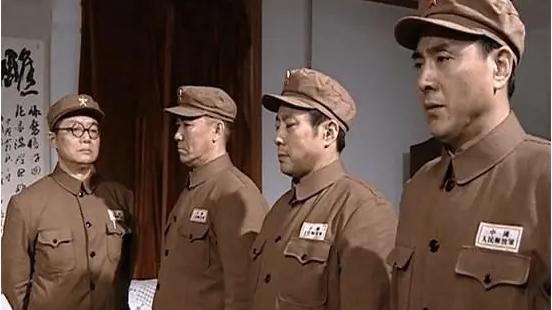 李云龙|《亮剑》之人际关系，李云龙为何让着丁伟，却“欺负”孔捷