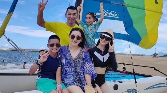 赵文卓|赵文卓：长女归来合家欢，百忙之中抽时间适时安排一家五口海边游