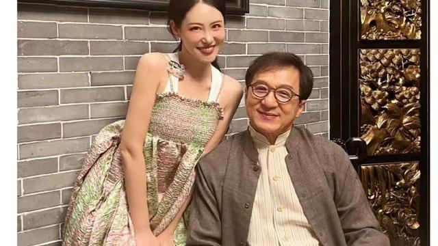 成龙|成龙和美女现身餐厅，女方穿吊带裙秀身材，大哥连吃三碗饭胃口好