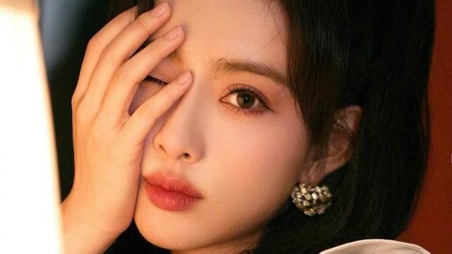 红枣 孟子义越“作”越火，穿小白裙清纯又娇俏，配双马尾真挺好看的