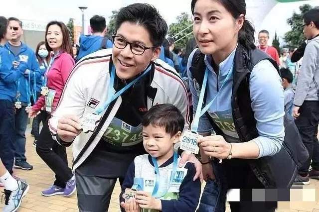 刘德华|刘德华的拖把，李明启的烂背包，扯下了多少富豪明星的“遮羞布”