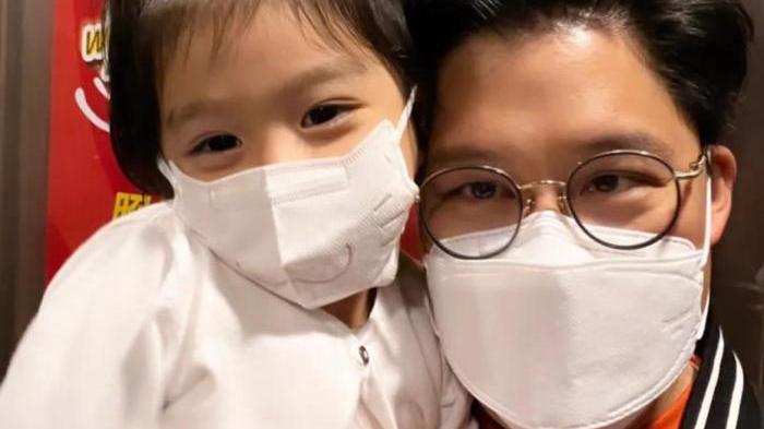 霍启刚|霍启刚晒子女动手做薯条，5岁霍中妍首次露正脸，颜值超高像郭晶晶