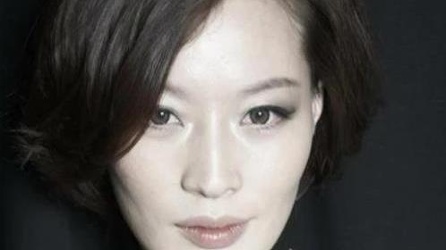 生死阻击|《相逢时节》：自诩“人妖”被人疯传，剧中气质独特不输袁泉