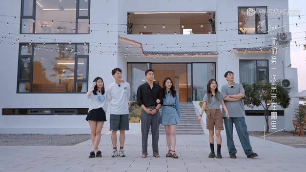 王能能|《爱情这件小事》首播，三大恋综CP曝初吻地点，罗拉王能能再撒糖