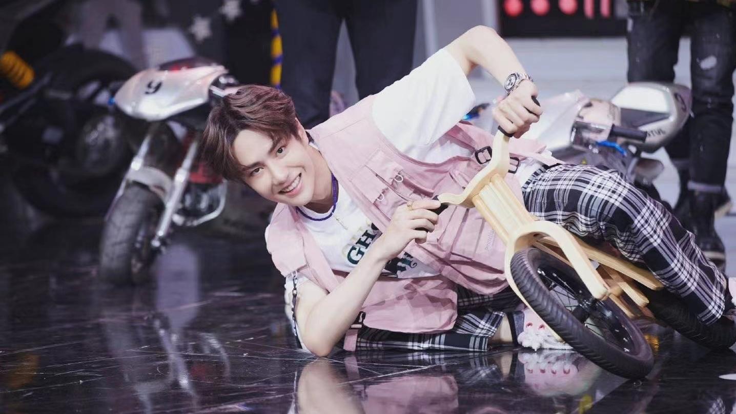 王一博|王一博《热烈》最新骑车路透，呆呆的骑自行车可爱到爆炸