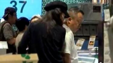 曾志伟|曾志伟带故友遗孀超市购物，两人关系可疑。