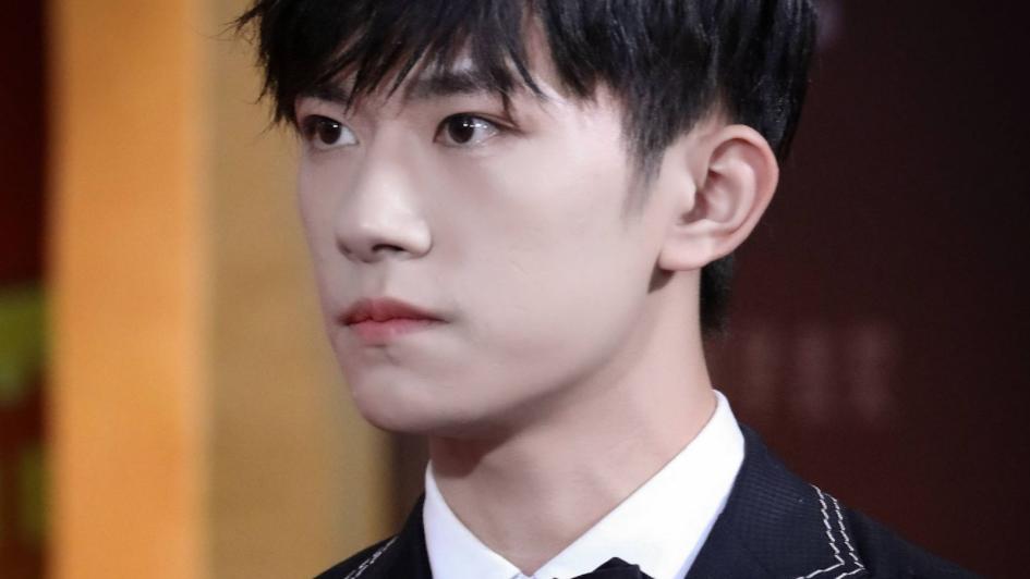 易烊千玺|易烊千玺正是如水墨香一般敦厚内敛，家教在娱乐圈独一份的好