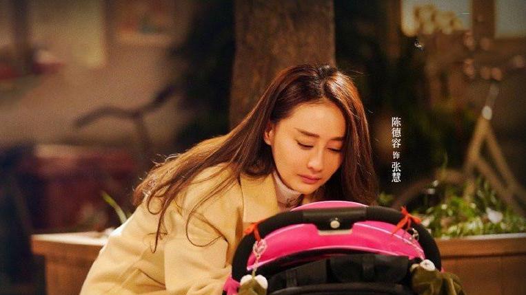 整形|47岁陈德容让人无地自容，穿学生制服扎双马尾，大把年纪比95后还嫩