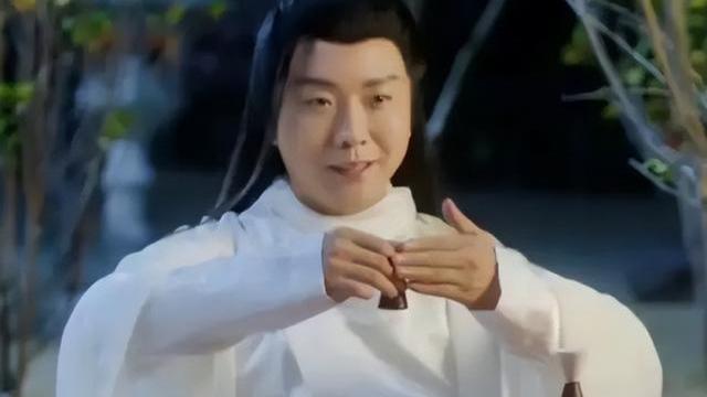 张艺谋|43岁李玉刚陷入中年“发腮”危机！脸颊圆润网友大呼：认不出