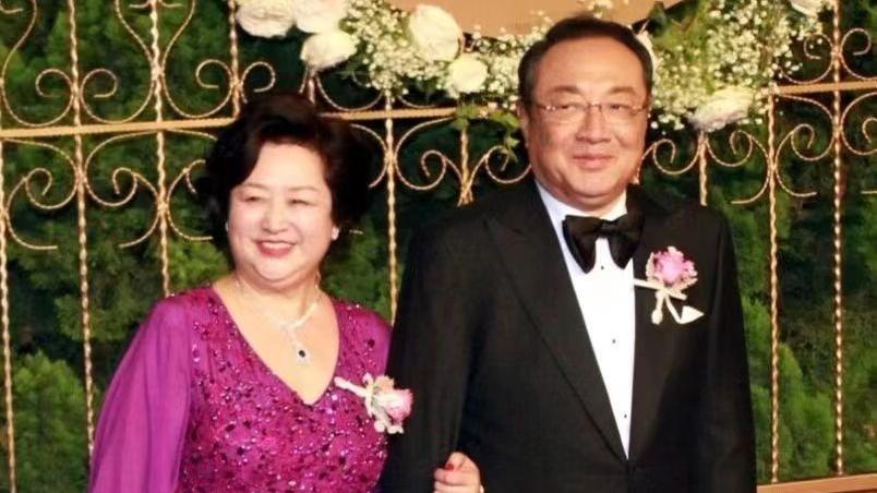 黄晓明|黄晓明妈妈好美啊！和大佬爸爸挽手现身，妈妈穿紫裙年轻像50岁