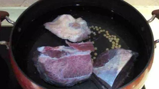 |做酱牛肉时，到底要不要焯水？老师傅无意说漏嘴，难怪每次咬不动