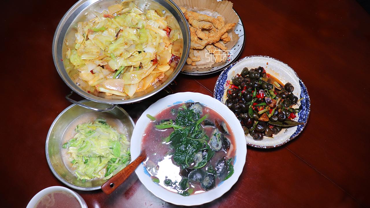 饺子|上海小姨晒一家人的晚餐，4道菜略显寒酸，网友：有菜吃该偷笑了