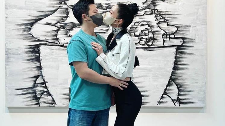 拥抱|第一美女克拉拉高调秀恩爱！被富豪老公紧搂细腰，隔着口罩亲吻