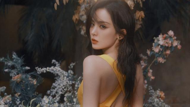 古力娜扎|古力娜扎这组插画写真照，犹如童话里的仙子，仙气十足