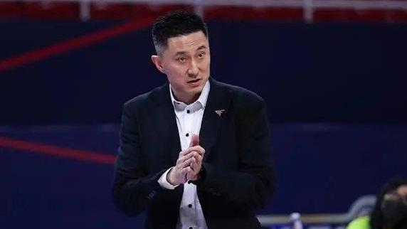 浙江男篮|杜锋生气到转圈！周鹏违体撞飞对手，赵睿造犯规，杨毅：低头偷笑