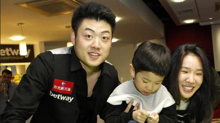 |粉丝们别洗了！就事论事：梁文博当街打女人，都对不起自己的名字