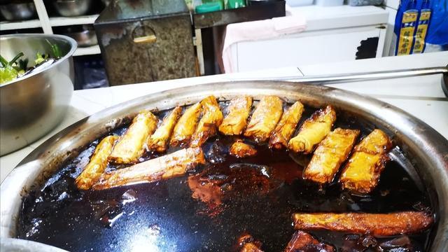 红薯|山东济南的硬核早餐，12元一块外地人不敢吃，吃一块可以顶一天