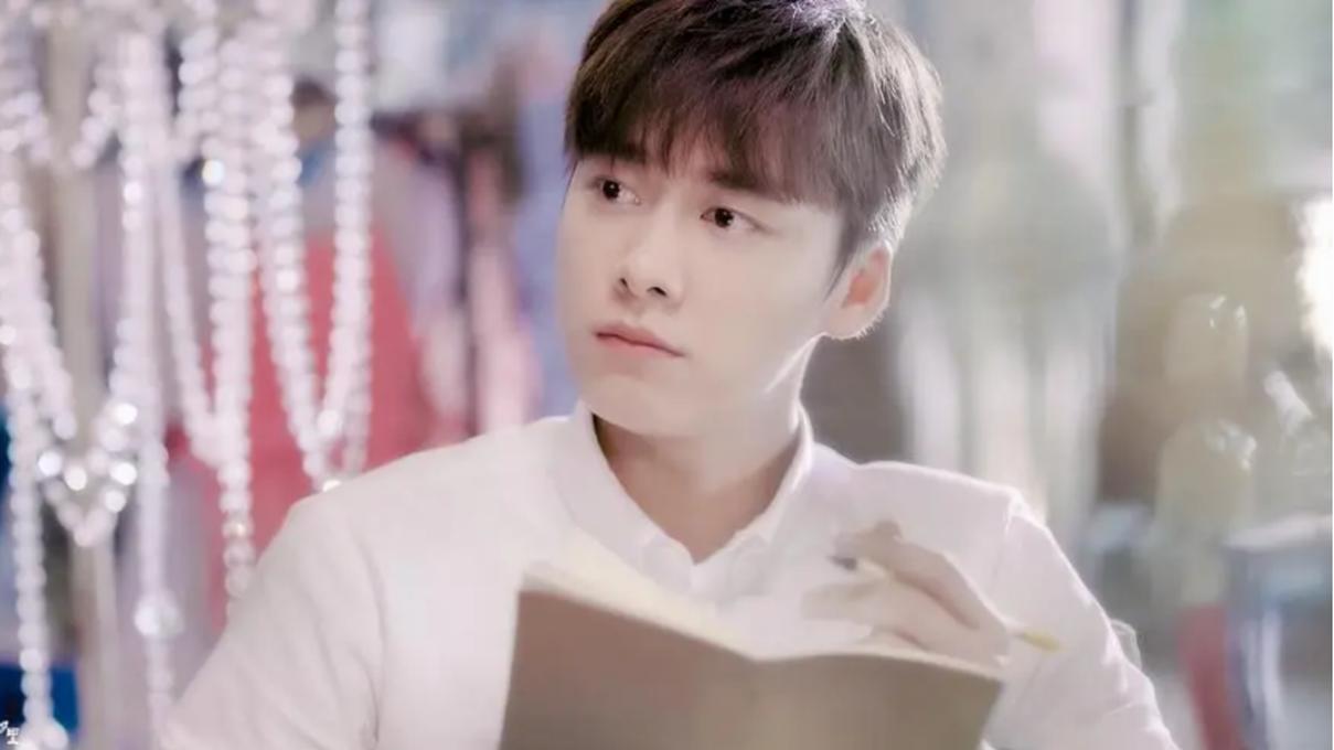 李易峰|出道时的国民级校草，如今最温暖的绅士，李易峰出道15年总是不忘为别人撑伞！