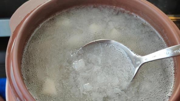 冰糖银耳羹的制作方法，粘稠顺滑，吃上一口清热解暑