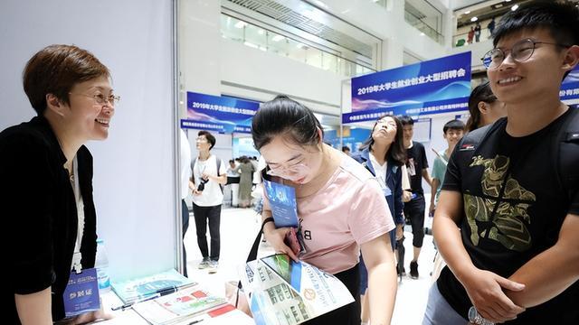 求职|2022年应届生找工作有多难？女大学生哭诉，真的太“卷”了