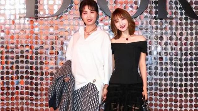 杨洋|吴昕和母亲一起拍照，吴妈颜值爆表，堪称姐妹花