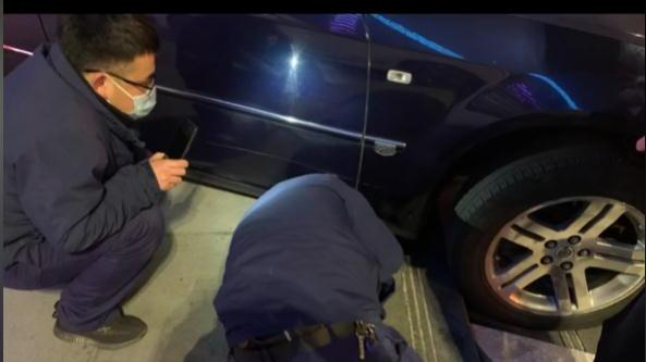 王茜华|51岁王茜华深夜开豪车出事！车冲上台阶被卡住，情况紧急多人帮忙