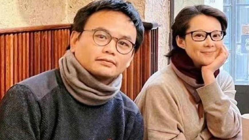 紧身裤 袁立两口子同框，穿米色毛衣配短发有书香气，不像比老公大11岁