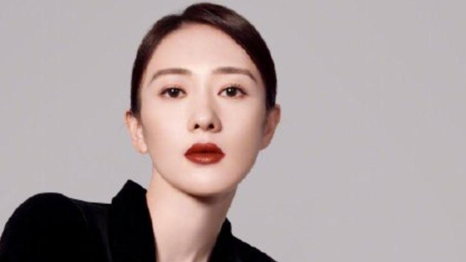 童瑶|36岁视后童瑶大片造型曝光，深V西装露出精致锁骨，干练似女强人