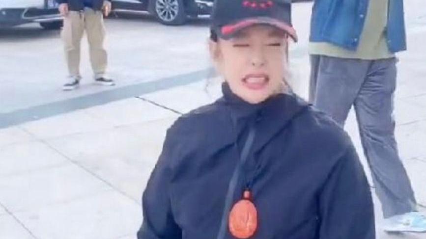 刘晓庆|刘晓庆出门真精神，穿运动服+棒球帽显年轻，胸前鹅蛋大玉佩抢镜