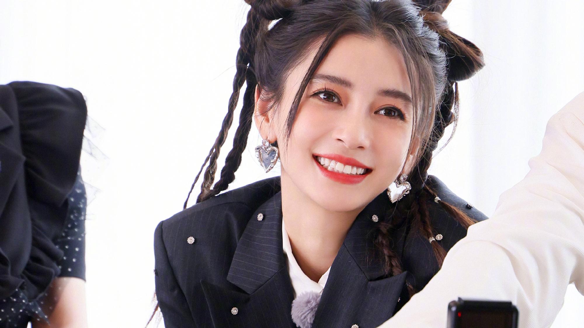 Angelababy|看到Angelababy被砸到手还强颜欢笑，我才明白她人缘为何这么好