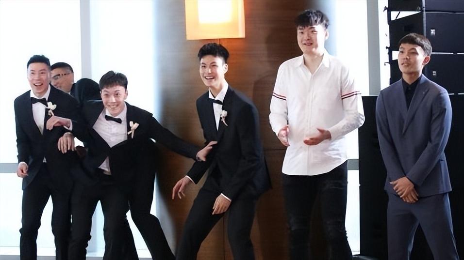 |王薪凯伴郎团近照！胡明轩牵大鸟女友，赵锦洋酷帅，阿日神似新郎