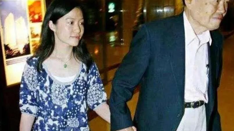 杨振宁|杨振宁翁帆一张近照刷屏，他们的恩爱方式打脸多少人