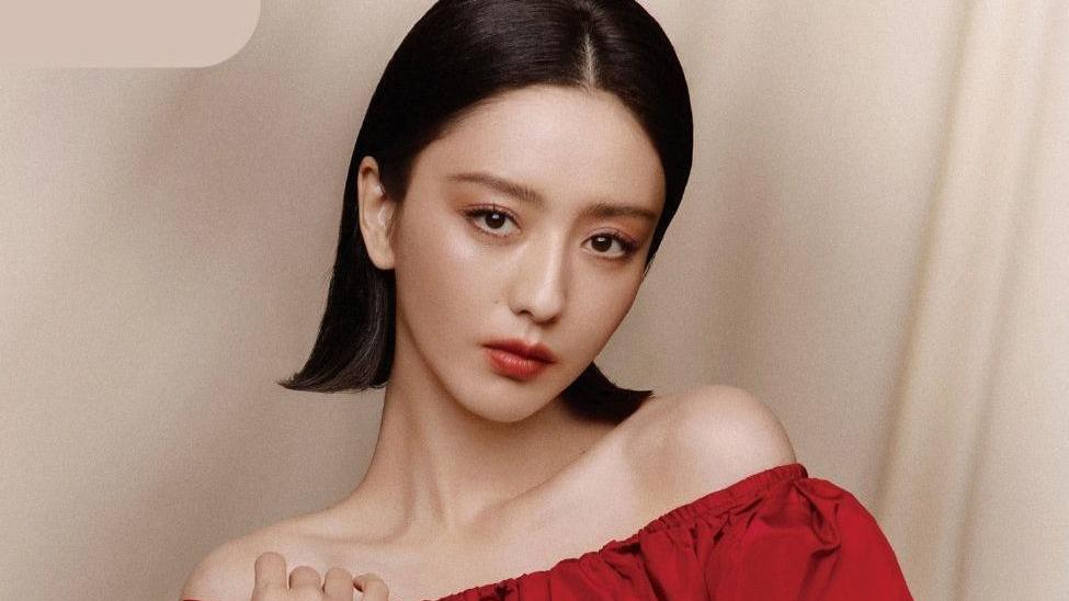 张桂梅|38岁佟丽娅越来越美了，拍杂志大片香肩抢镜，眉眼如画气质出众