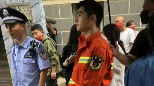 杨洋|杨洋新剧造型曝光了，身穿橘黄色消防员服，抬头微笑很阳光