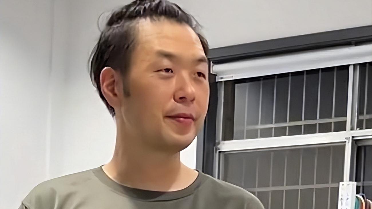 发型 离谱又搞笑！杜海涛否认自己秃头，还向大家展示自己的小辫子