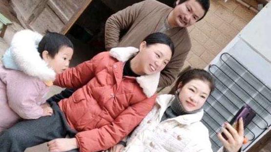 |牛爱芳又请“演员”演戏，摸肚子摆拍太假，网友：换个剧本不好吗