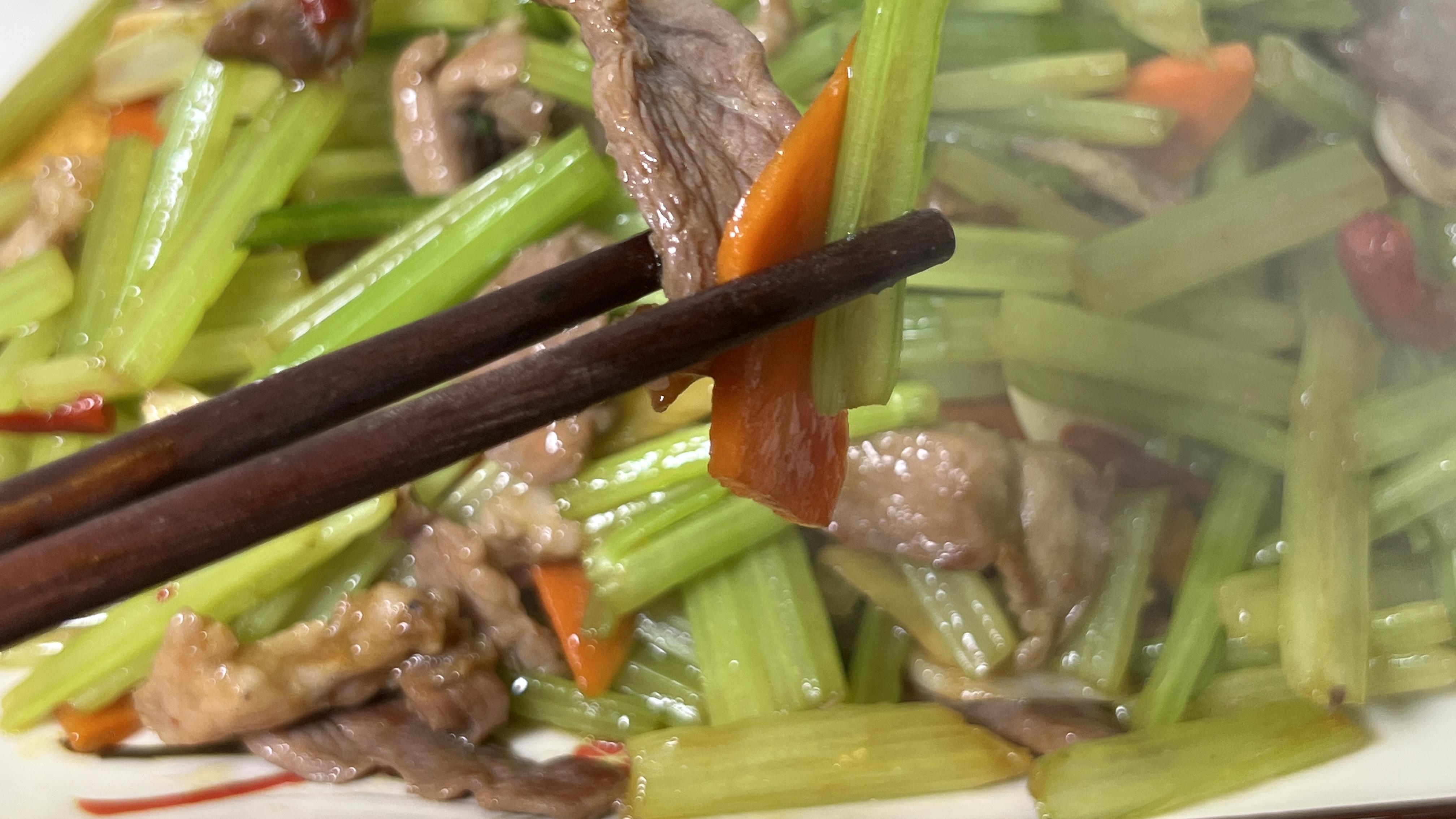 芹菜|芹菜炒肉的家常做法，芹菜清脆爽口，翠绿不变色，肉片嫩滑，下饭