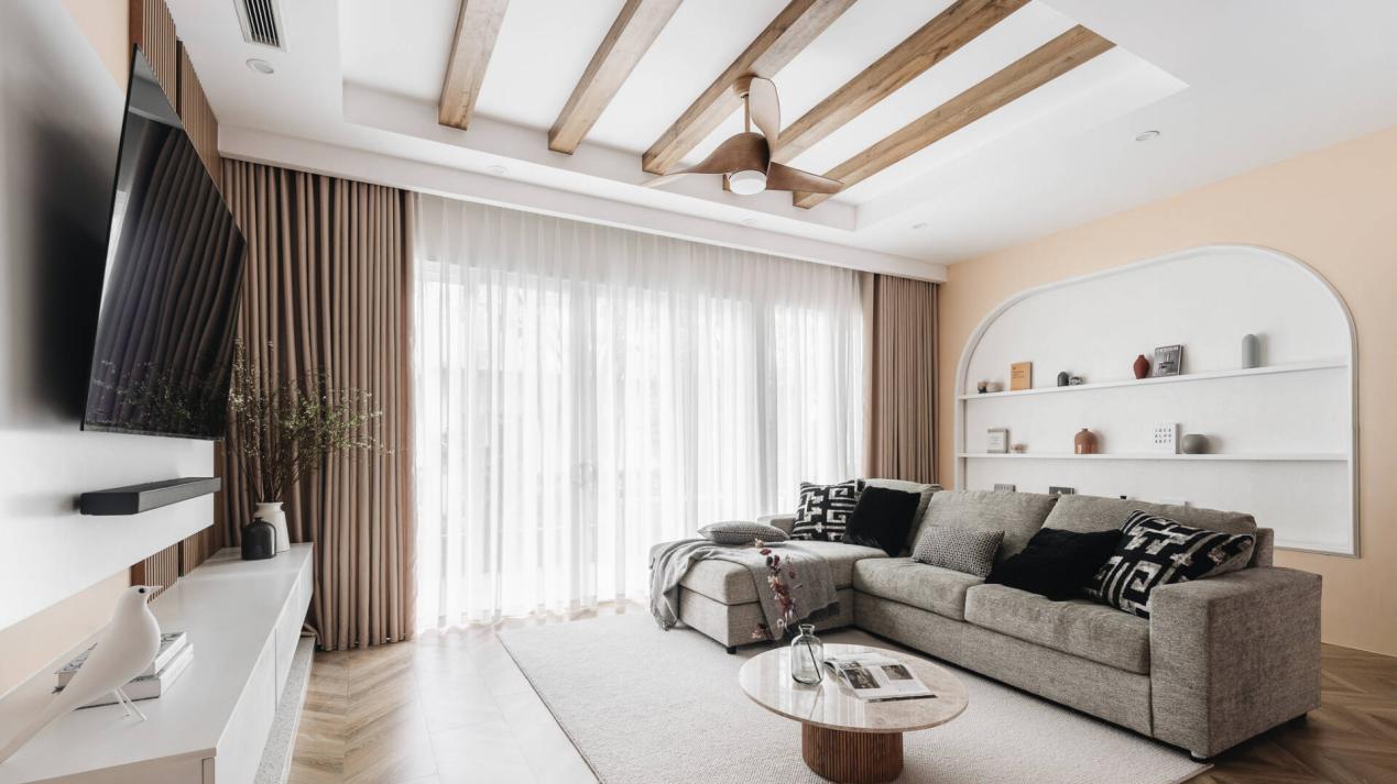 4口之家的210㎡豪宅，客厅沙发墙打造弧形隔板，凸显空间层次感