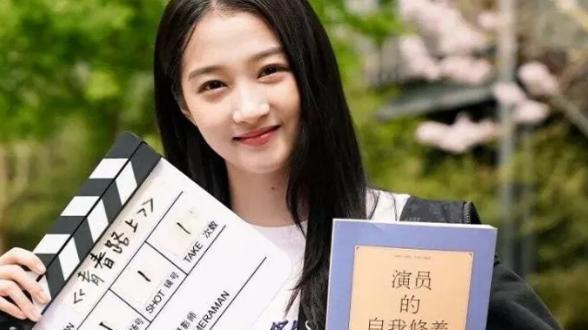 关晓彤|“国民闺女”关晓彤的字迹曝光，可爱又有个性，很多学生想要模仿