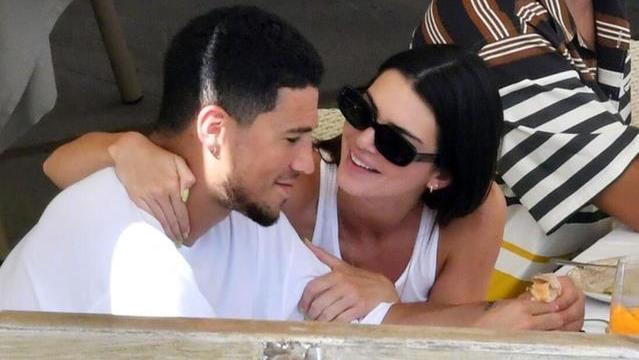 凯莉·詹娜|詹娜布克甜蜜现身！低调打扮出行，开百万新豪车，有钱人的世界