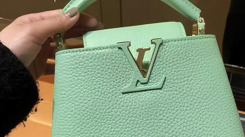 刘亦菲|刘亦菲背四万小包出游！穿裙子路边高踢长腿，乡下素颜跑步接地气