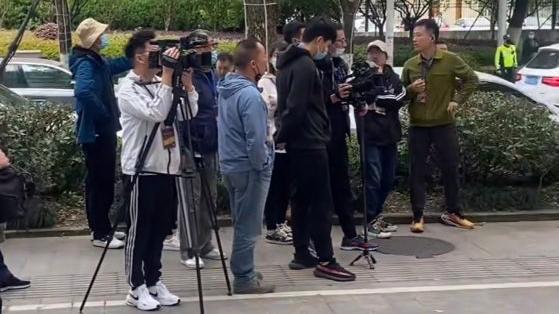 秦霄贤|浙江丽水：秦霄贤大街上录综艺，39岁沈涛也在，“就在我家边上”