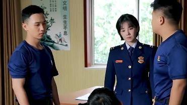 蓝焰突击|蓝焰突击：李溪成上课不听讲，人设太皮，温亦冰过来他就坏笑