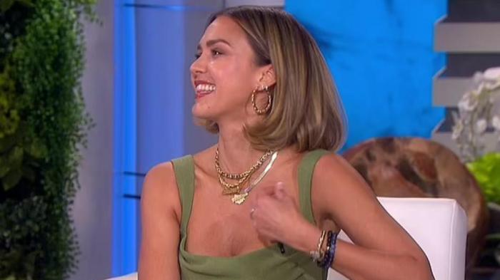 杰西卡|拒绝拍裸戏，巅峰时退圈，41岁的“地球球花”杰西卡才是人间清醒