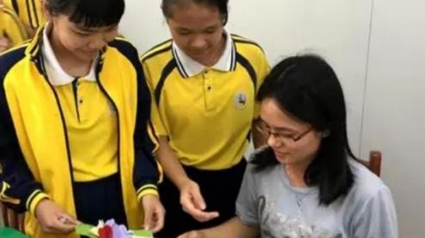 |老师在办公室“偷吃”零食，不料被学生发现，随后一幕逗笑网友