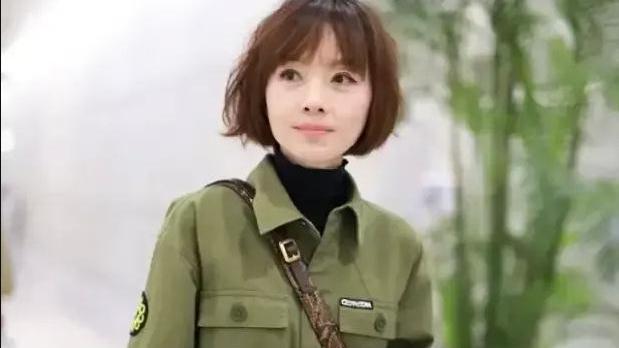 鲁豫|鲁豫近照曝光，穿连体服少女感十足，满脸胶原蛋白