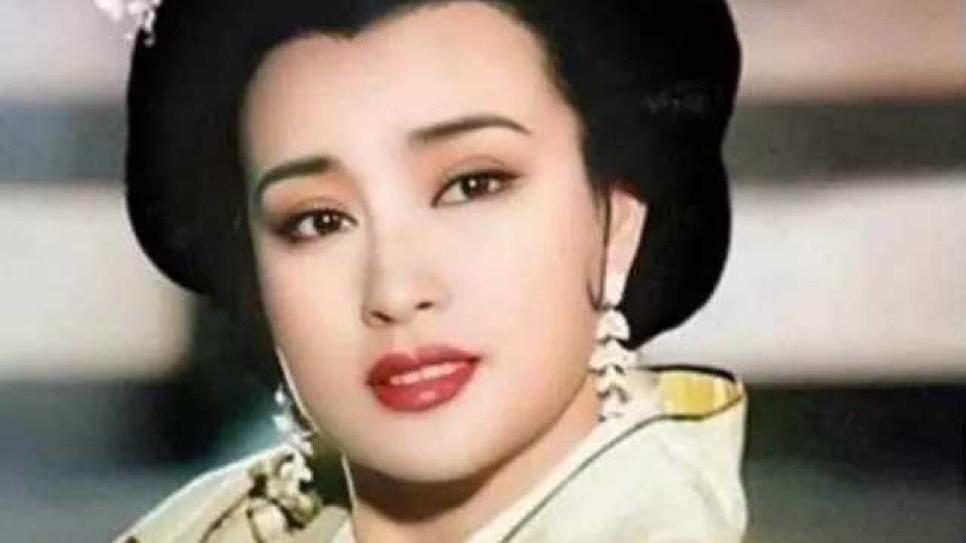 刘晓庆|69岁刘晓庆仍不服老，涂大红唇妆容精致似芭比，豪宅内唱歌上气不接下气